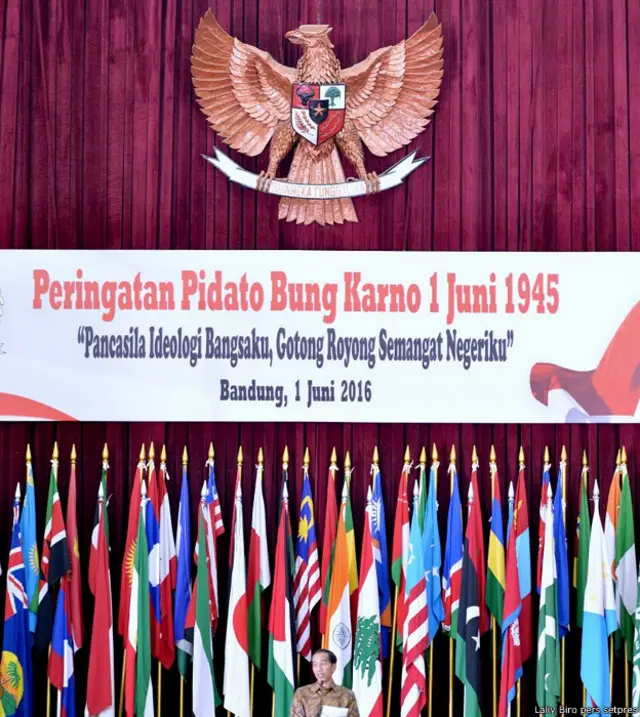 Presiden saat memberikan pidato sambutan peringatan hari lahir Pancasila 1 Juni di gedung Merdeka, Bandung.