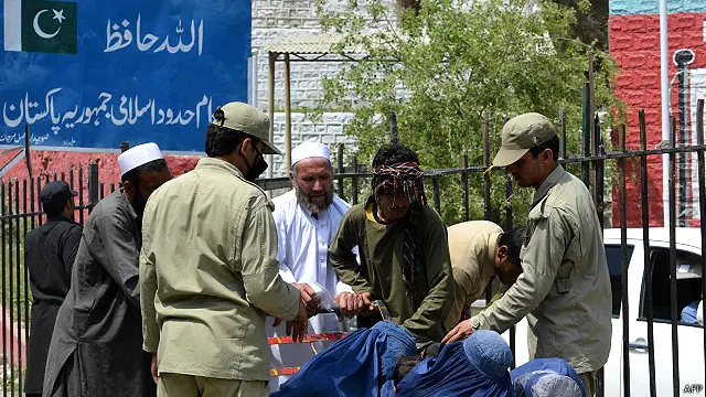 ایک اندازے کے مطابق طورخم سے روزانہ 10 سے 15 ہزار افراد سرحد عبور کرتے ہیں