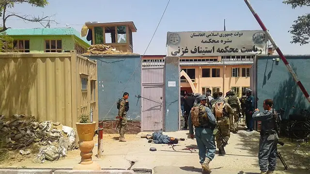 لومړی یوه برید کوونکي پر ځان پورې تړلي چاودېدونکي توکي چوولي