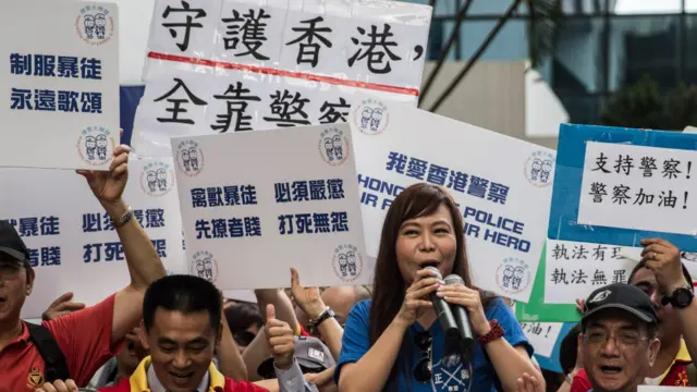 支持与反对七警的两方人马在法庭外聚集。