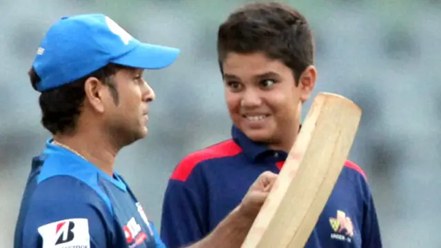 अर्जुन तेंदुलकर के साथ सचिन तेंदुलकर.