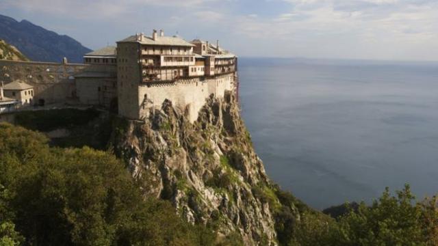 壮观的西蒙佩特拉斯修道院就坐落于阿索斯半岛之上