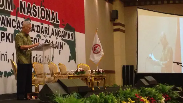 Wakil Presiden RI 1993-1998, Try Sutrisno saat membacakan pidato utama.