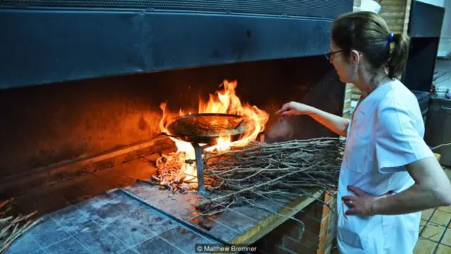 纳瓦罗通过使用传统的技术,烹制出了这一独一无二的海鲜饭(图片来源:Matthew Bremner)