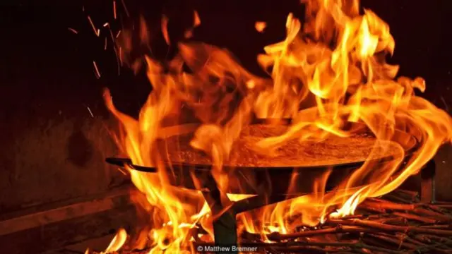 纳瓦罗的海鲜饭在一束火焰上烹制(图片来源:Matthew Bremner)