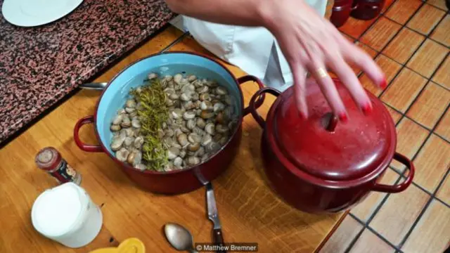 蜗牛是纳瓦罗著名的海鲜饭所使用的原材料之一(图片来源:Matthew Bremner)