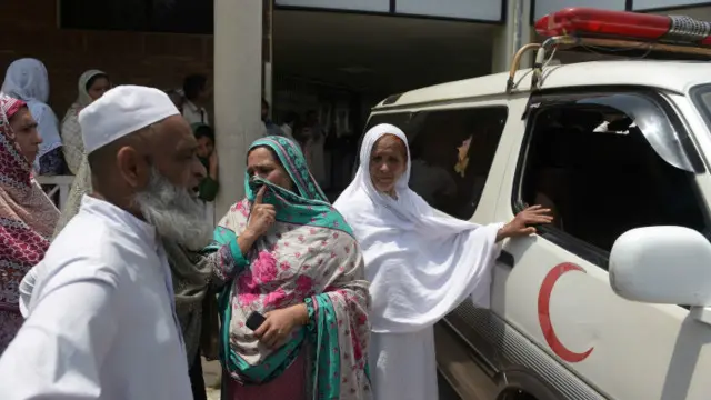 Keluarga korban di Islamabad