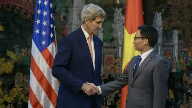 Ngoại trưởng Hoa Kỳ John Kerry và Phó Thủ tướng Vũ Đức Đam trước cuộc họp về Đại học Fulbright hồi tháng 8/2015