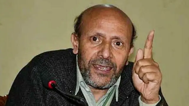 مبصرین کے خیال میں انجنیئر رشید کے محبوبہ مفتی کے خلاف الیکشن لڑنے کے فیصلے سے وزیر اعلیٰ کی جیت آسان ہو جائے گی