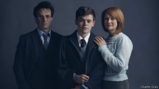 Jamie Parker le dará vida a Harry Potter, Sam Clemmett es Albus Potter y Poppy Miller interpretará a Ginny Potter.