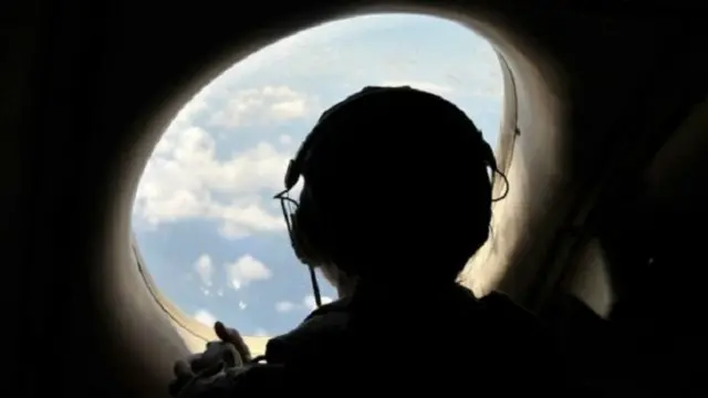 تحاول فرق البحث العثور على الصندوق الأسود للطائرة