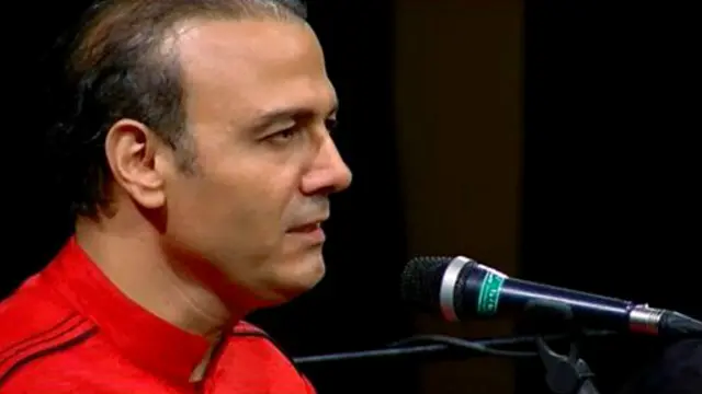 علیرضا قربانی بعد از لغو کنسرتش به صورت آن‌لاین برای دوستدارانش خواند