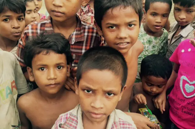 Дети получили месячный паек - 1,5 кг риса на человека от Всемирной продовольственной программы