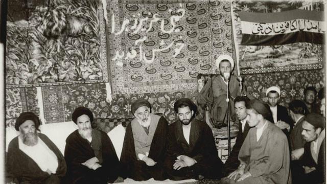 آیت‌الله خمینی در قم بعد از آزادی از حبس خانگی در قیطریه تهران