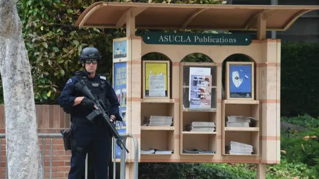 الشرطة تقول إن أحد القتلى ربما يكون المهاجم الذي أطلق النار