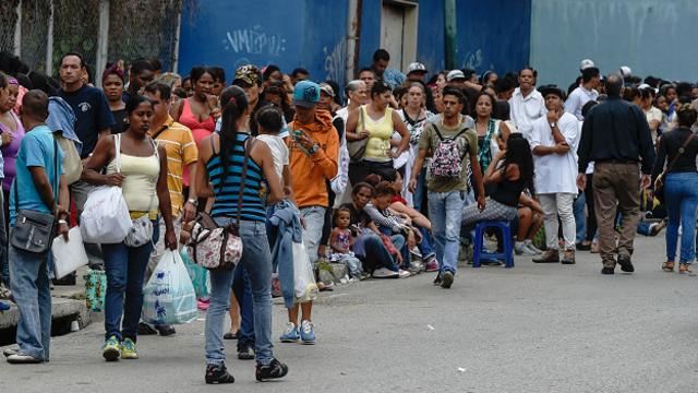 Filas para comprar productos básicos en Venezuela 