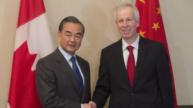 左：中国外交部长王毅 右：加拿大外交部长斯蒂文•迪翁（Stephane Dion）