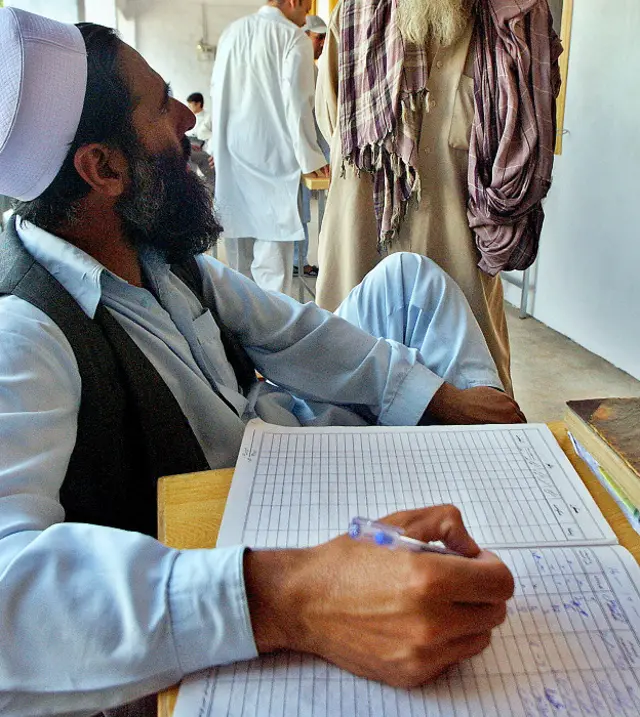 پاکستان د وګړو پېژندپاڼې بیا له سره ارزوي - BBC News پښتو