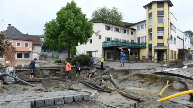 فرانس میں حکام کے مطابق گذشتہ تین دنوں میں چھ ہفتوں کے برابر بارش ہوئی ہے۔