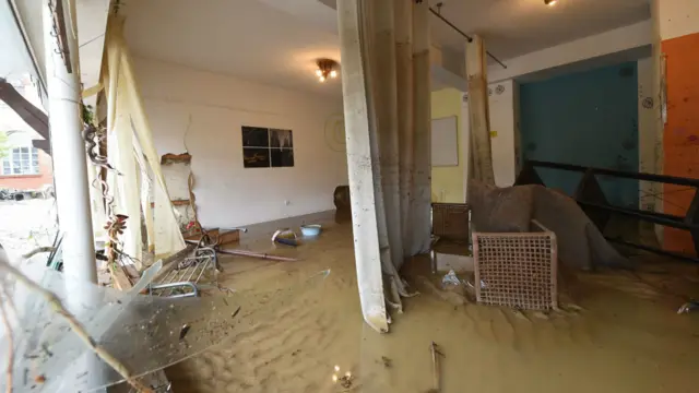 پیرس کے نواح سے گزرنے والے دریائے سین میں بھی پانی کی سطح خاصی بلند ہے۔