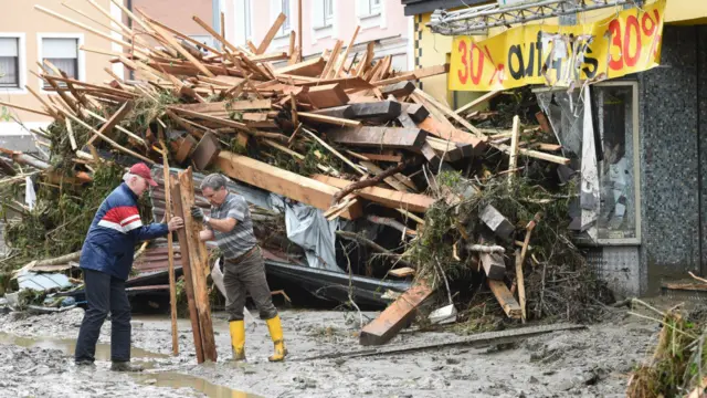 فرانس کے سیلاب زدہ علاقوں سے ہزاروں افراد نے محفوظ مقامات کی طرف نقل مکانی کی ہے۔