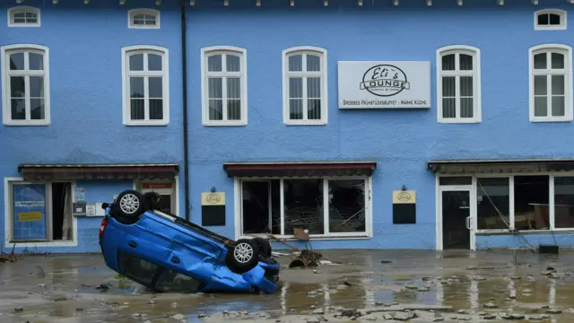 فرانس میں ایک گھر سے ایک عمر رسیدہ خاتون کی پانی میں تیرتی ہوئی لاش ملی ہے۔