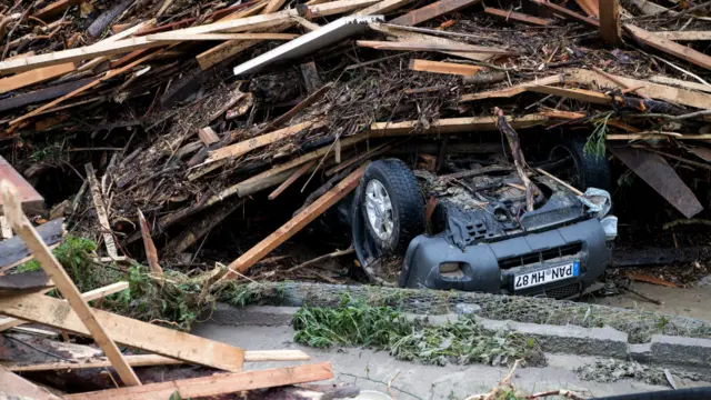 بہت سارے علاقوں میں بجلی منقطع ہے اور سڑکوں پر پانی کھڑا ہے۔
