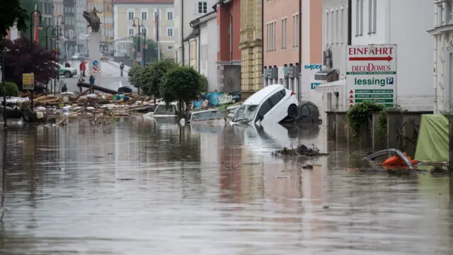 فرانس کے کچھ حصوں میں بھی سیلاب کی صورت حال ہے جسے ایک صدی کے دوران شدید ترین سیلاب قراد دیا جا رہا ہے۔