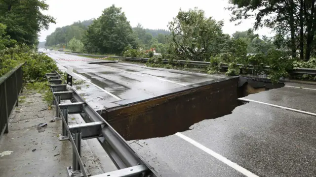 فرانس اور جرمنی میں شدید بارشوں اور سیلاب سے کم از کم پانچ افراد ہلاک ہوگئے ہیں۔