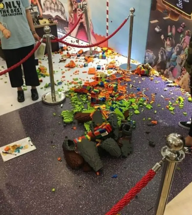 Nino destruye en segundos escultura de Lego que costo US 15.000 BBC News Mundo