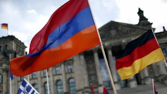 د پرېکړه لیک ملاتړ د جرمني پارلمان مخې ته د جرمني او ارمنستان بیرغونه ورپول. 