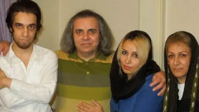 محمدصدیق کبودوند (نفر دوم از چپ) در کنار خانواده‌اش در زمان مرخصی از زندان