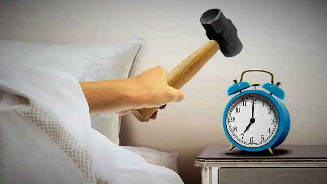 Если вам очень трудно просыпаться по утрам, ставьте будильник каждый раз на время чуть-чуть более раннее, и постепенно вы привыкнете