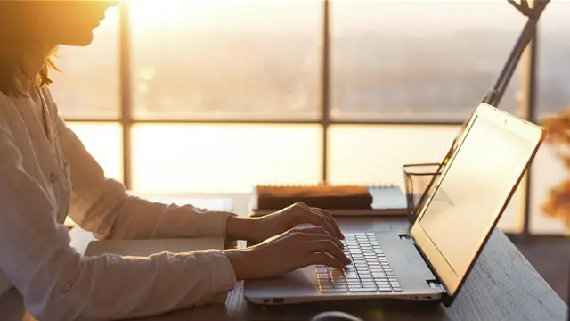 Люди более эффективно решают творческие задачи в неоптимальное для себя время, так что "совам" лучше работать над ними утром