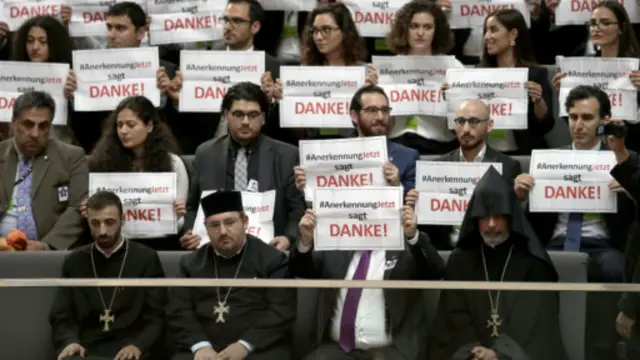 Alman Meclisi'ndeki oylamayı takip eden Ermeni topluluğu temsilcileri, 'Kabul' oyunun çıkmasıyla birlikte 'Danke' (Teşekkürler) yazan pankartlar kaldırmıştı.