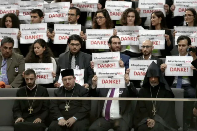 Alman Federal Meclisi 'soykırım' yasasını kabul edince Ermeni izleyiciler "Teşekkürler" pankartları açtı.