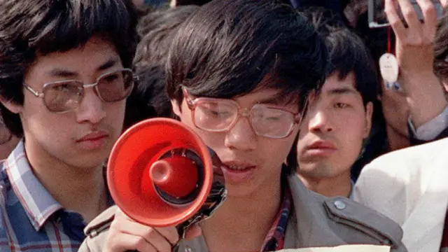 图为天安门学运领袖王丹1989年在北京发表演说。