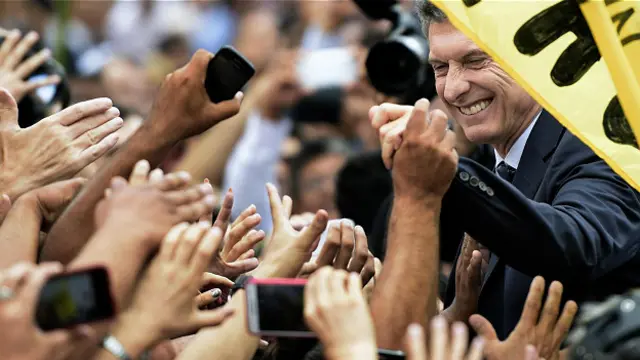 Президент Аргентины Маурисио Макри обменивается рукопожатиями на встрече в Буэнос-Айресе