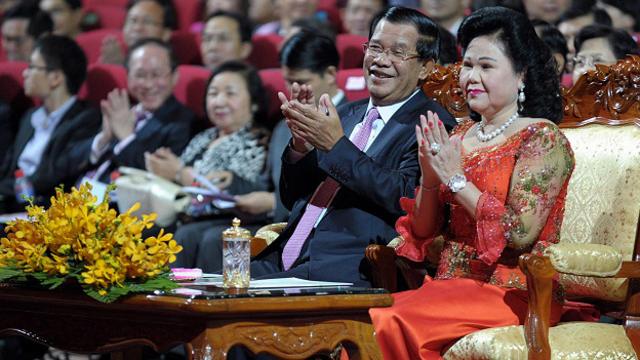 Премьер-министр Камбоджи Хун Сен с супругой