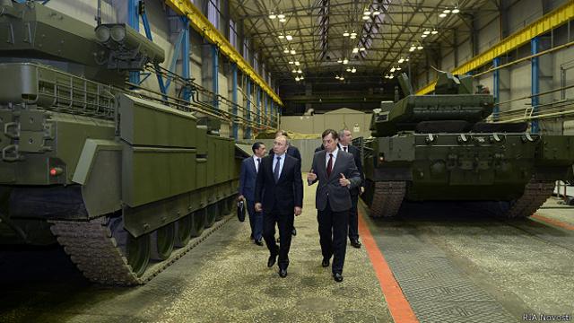 Владимир Путин осматривает танк "Армата"