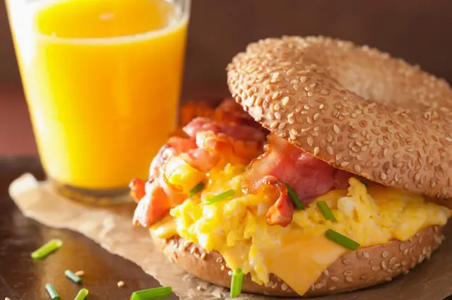 Pan relleno con huevo revuelto, tocineta y queso