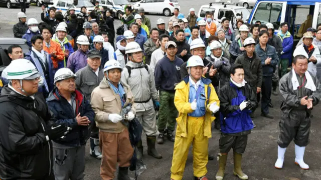 Tim pencari menyambut kabar baik bahwa si anak telah ditemukan.