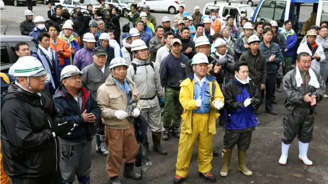 搜救人员鼓掌庆祝找回田野冈大和