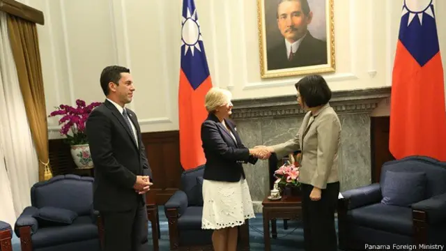 巴拿马副外长因卡皮耶陪同第一夫人出席蔡英文在5月20日举行的就职仪式。