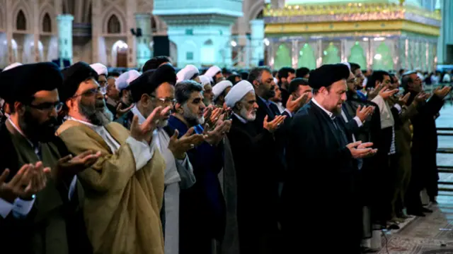 حسن خمینی پیش‌نماز مراسم شب گذشته پنج‌شنبه سیزدهم خردادماه بود