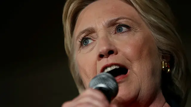 ہلیری کلنٹن نے اپنے خطاب میں ٹرمپ کی خارجہ پالیسی کے نکات کو مسترد کر دیا اور انھیں جلدی پریشان ہوجانے والا، نامعقول اور غیر مستعد قرار دیا ہے