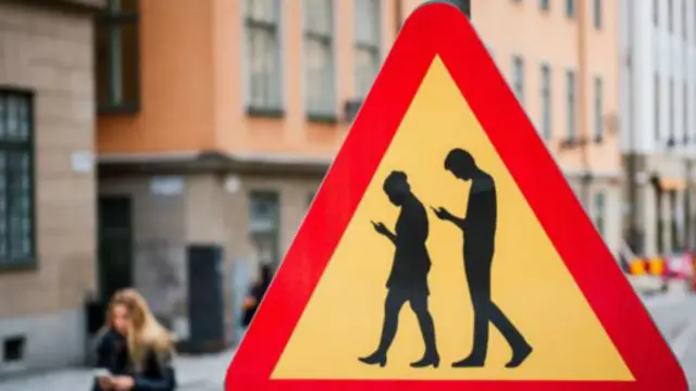 在斯德哥尔摩，盯着智能手机是日常工作生活的重要组成部分