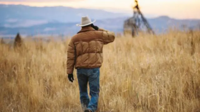 一种约翰•韦恩式大摇大摆的步态，令人们联想到某种特定的性格