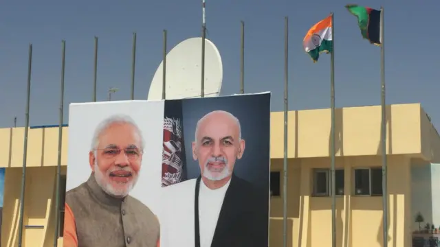 د هرات ښار ځینو سړکونو په اوږدوکې د افغانستان او هند بیرغونه رپېدل او د دواړو هېوادونو د مشرانو انځورونه لګېدلي وو.