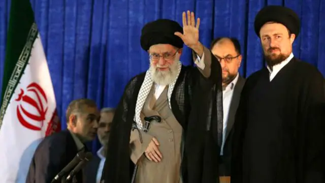 حسن خمینی (راست) در کنار رهبر ایران